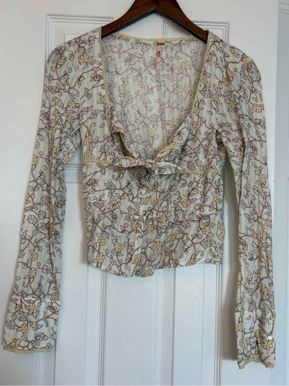 NEVER WORN - FREE PEOPLE “CALL ME BABY” LONG SLEEVE FLORAL BLOUSE